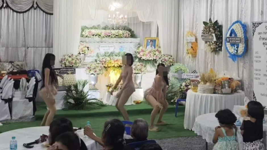 Đám tang ở Thái Lan thuê vũ công nhảy múa trước quan tài gây tranh cãi Đám tang ở Thái Lan thuê vũ công nhảy múa trước quan tài gây tranh cãi