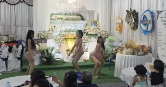 Đám tang ở Thái Lan thuê vũ công nhảy múa trước quan tài gây tranh cãi