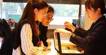 Dẫn mẹ đi mua nhà, bà mở vali đưa ra một túi vàng dù lương hưu 0 đồng: Toàn bộ bí quyết!