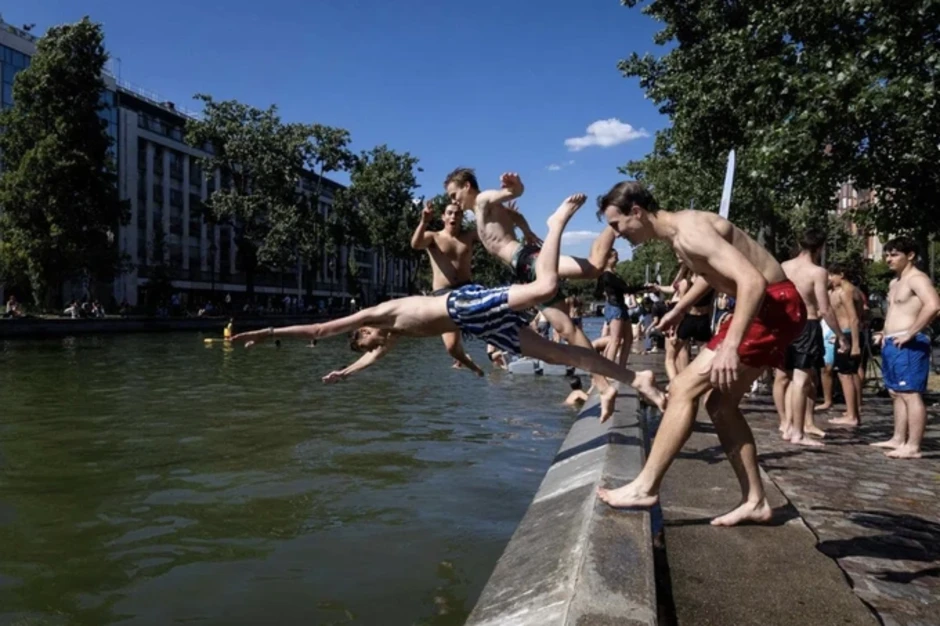 Dân Paris đổ xô xuống kênh đào tránh nóng 40 độ Dân Paris đổ xô xuống kênh đào tránh nóng 40 độ
