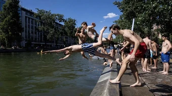 Dân Paris đổ xô xuống kênh đào tránh nóng 40 độ