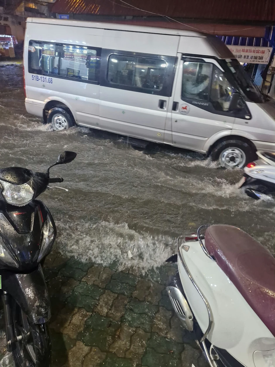 Dân văn phòng ở TP.HCM tối 30/9: Ra về lúc 18h đến 21h vẫn đứng trên đường Dân văn phòng ở TP.HCM tối 30/9: Ra về lúc 18h đến 21h vẫn đứng trên đường