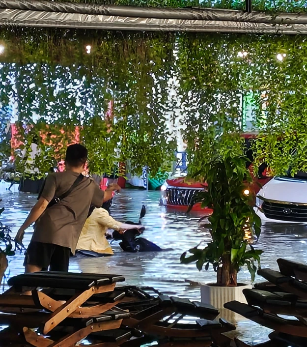 Dân văn phòng ở TP.HCM tối 30/9: Ra về lúc 18h đến 21h vẫn đứng trên đường Dân văn phòng ở TP.HCM tối 30/9: Ra về lúc 18h đến 21h vẫn đứng trên đường