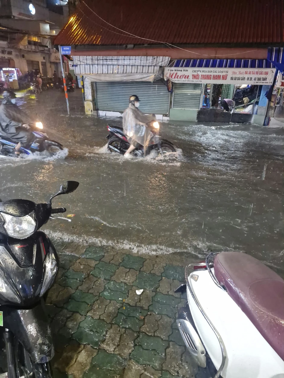 Dân văn phòng ở TP.HCM tối 30/9: Ra về lúc 18h đến 21h vẫn đứng trên đường Dân văn phòng ở TP.HCM tối 30/9: Ra về lúc 18h đến 21h vẫn đứng trên đường