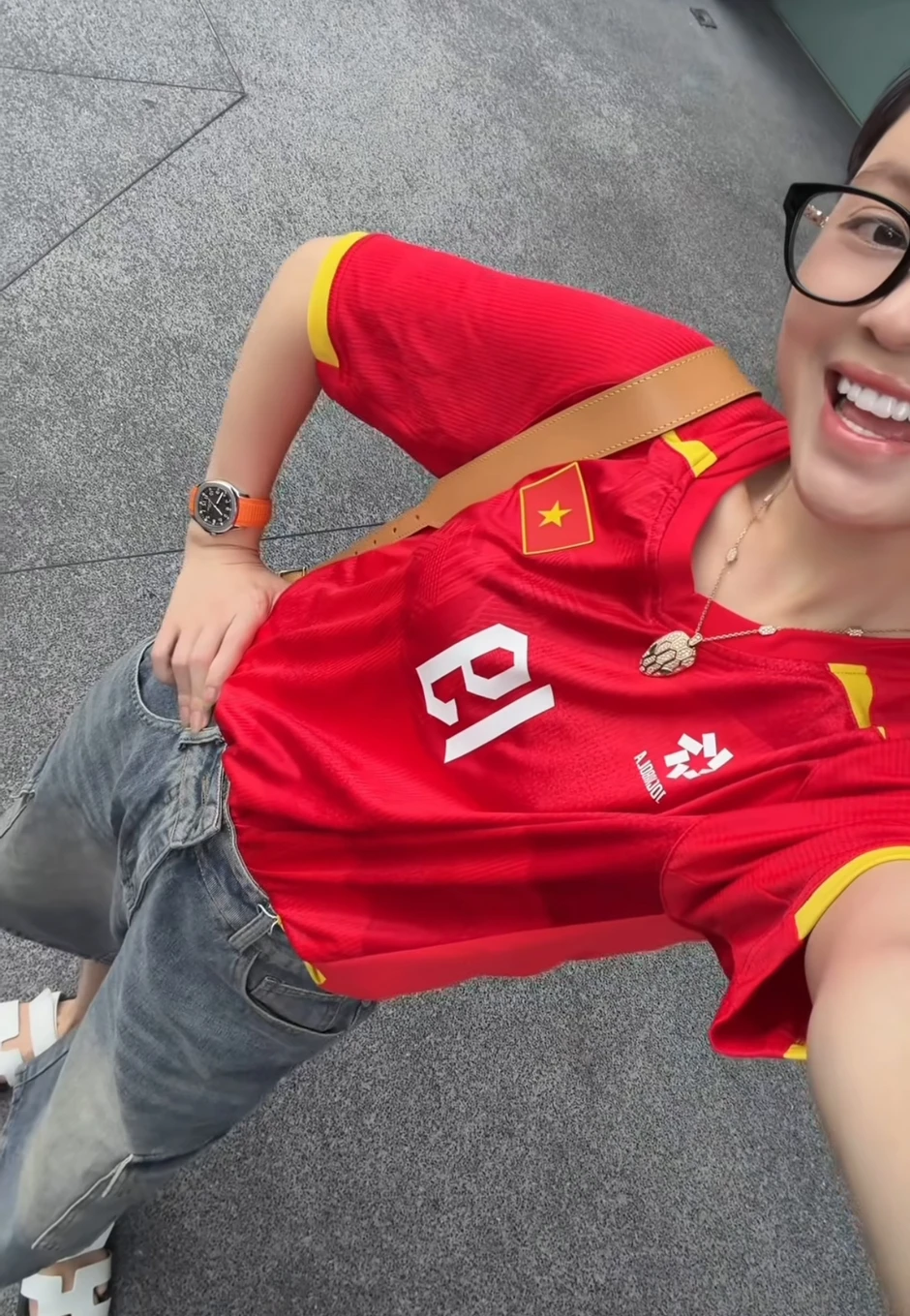 Dàn WAG Yến Xuân, Chu Thanh Huyền lên đồ, khoe dáng nuột nà trước giờ cổ vũ ĐT Việt Nam đấu Thái Lan Dàn WAG Yến Xuân, Chu Thanh Huyền lên đồ, khoe dáng nuột nà trước giờ cổ vũ ĐT Việt Nam đấu Thái Lan
