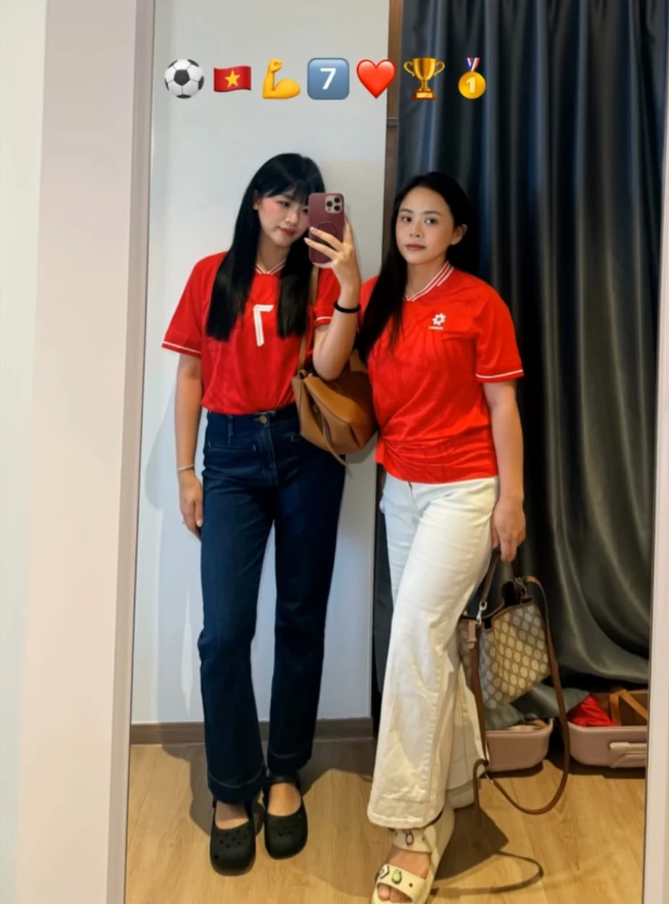 Dàn WAG Yến Xuân, Chu Thanh Huyền lên đồ, khoe dáng nuột nà trước giờ cổ vũ ĐT Việt Nam đấu Thái Lan Dàn WAG Yến Xuân, Chu Thanh Huyền lên đồ, khoe dáng nuột nà trước giờ cổ vũ ĐT Việt Nam đấu Thái Lan