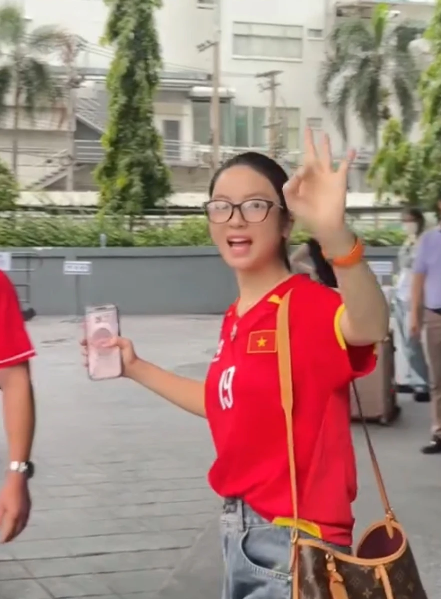 Dàn WAG Yến Xuân, Chu Thanh Huyền lên đồ, khoe dáng nuột nà trước giờ cổ vũ ĐT Việt Nam đấu Thái Lan Dàn WAG Yến Xuân, Chu Thanh Huyền lên đồ, khoe dáng nuột nà trước giờ cổ vũ ĐT Việt Nam đấu Thái Lan