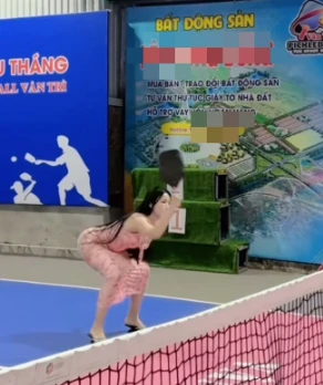 Đang bán nhà thì khách rủ chơi Pickleball, cô nàng saler khiến MXH được một phen "ngã ngửa" Đang bán nhà thì khách rủ chơi Pickleball, cô nàng saler khiến MXH được một phen "ngã ngửa"