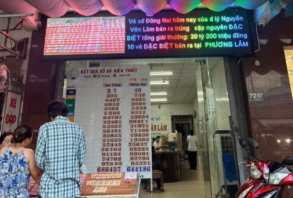 Đang đi cắt sầu riêng thì phát hiện trúng đặc biệt 5 tờ xổ số miền Nam Đang đi cắt sầu riêng thì phát hiện trúng đặc biệt 5 tờ xổ số miền Nam
