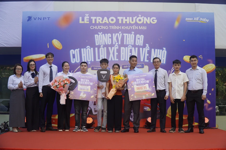 Đăng ký gói mạng 5.000 đồng/ngày, người đàn ông chài lưới trúng ô tô: 'Tưởng bị lừa' Đăng ký gói mạng 5.000 đồng/ngày, người đàn ông chài lưới trúng ô tô: 'Tưởng bị lừa'