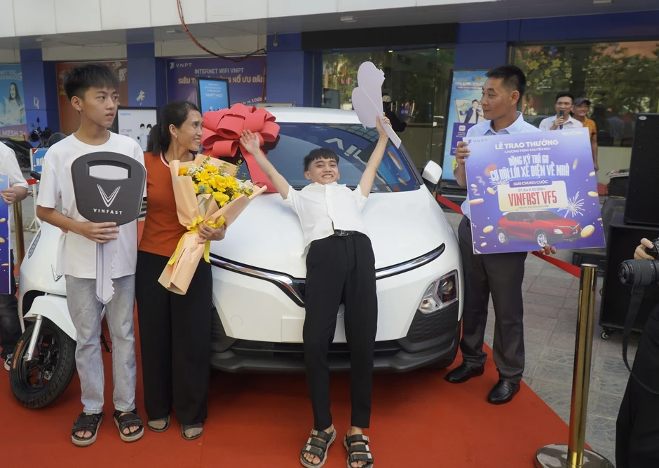 Đăng ký gói mạng 5.000 đồng/ngày, người đàn ông chài lưới trúng ô tô: 'Tưởng bị lừa' Đăng ký gói mạng 5.000 đồng/ngày, người đàn ông chài lưới trúng ô tô: 'Tưởng bị lừa'