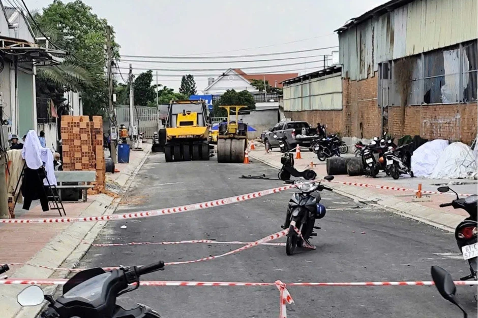 Đang thổi bụi, một người đàn ông bị xe lu cán tử vong tại chỗ Đang thổi bụi, một người đàn ông bị xe lu cán tử vong tại chỗ