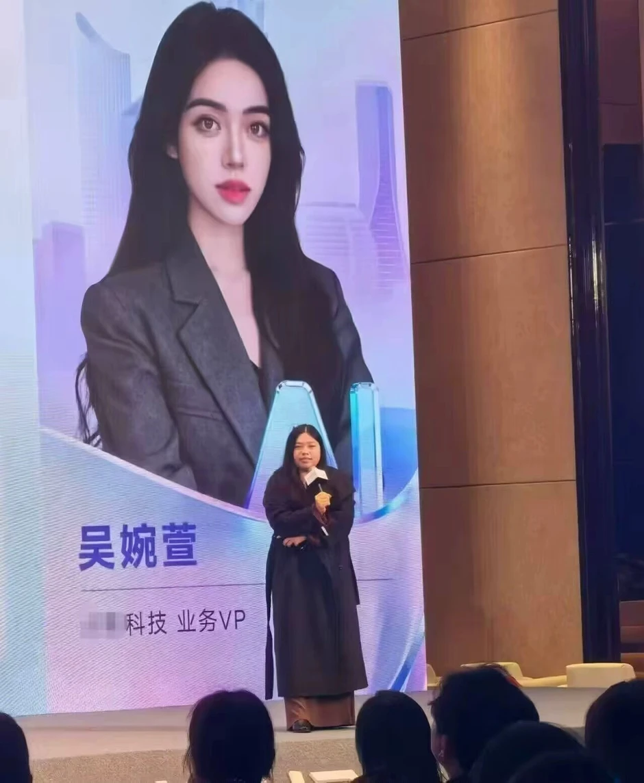 Đang viral mạnh nhất: Phó chủ tịch công ty công nghệ lộ mặt thật khác xa ảnh trên slide chiếu ở hội nghị Đang viral mạnh nhất: Phó chủ tịch công ty công nghệ lộ mặt thật khác xa ảnh trên slide chiếu ở hội nghị