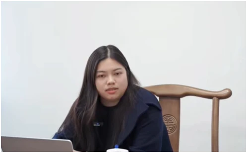 Đang viral mạnh nhất: Phó chủ tịch công ty công nghệ lộ mặt thật khác xa ảnh trên slide chiếu ở hội nghị Đang viral mạnh nhất: Phó chủ tịch công ty công nghệ lộ mặt thật khác xa ảnh trên slide chiếu ở hội nghị
