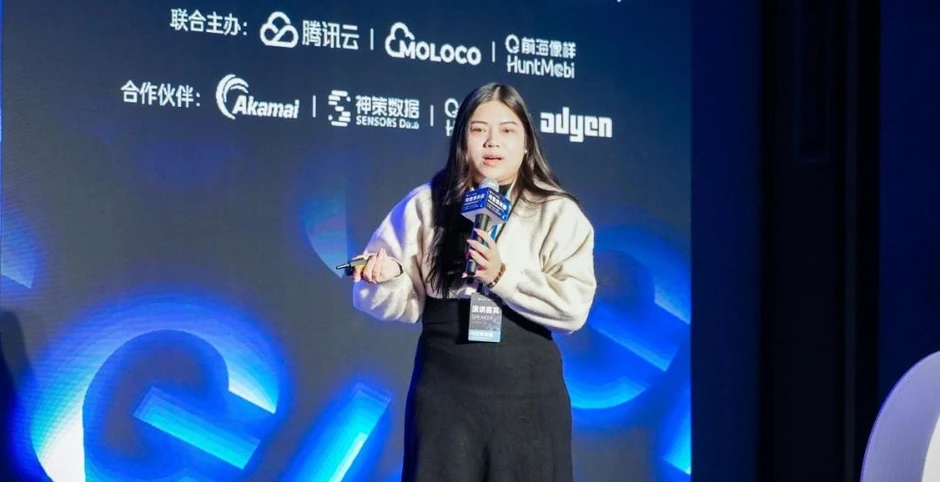 Đang viral mạnh nhất: Phó chủ tịch công ty công nghệ lộ mặt thật khác xa ảnh trên slide chiếu ở hội nghị Đang viral mạnh nhất: Phó chủ tịch công ty công nghệ lộ mặt thật khác xa ảnh trên slide chiếu ở hội nghị