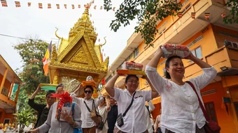 Dâng y tắm mưa cho sư ở chùa Khmer tại TP HCM