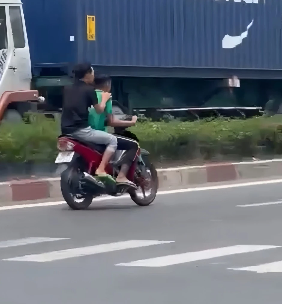 Danh tính 2 đối tượng truy đuổi, ném mũ bảo hiểm tấn công đôi nam nữ trên đường Danh tính 2 đối tượng truy đuổi, ném mũ bảo hiểm tấn công đôi nam nữ trên đường