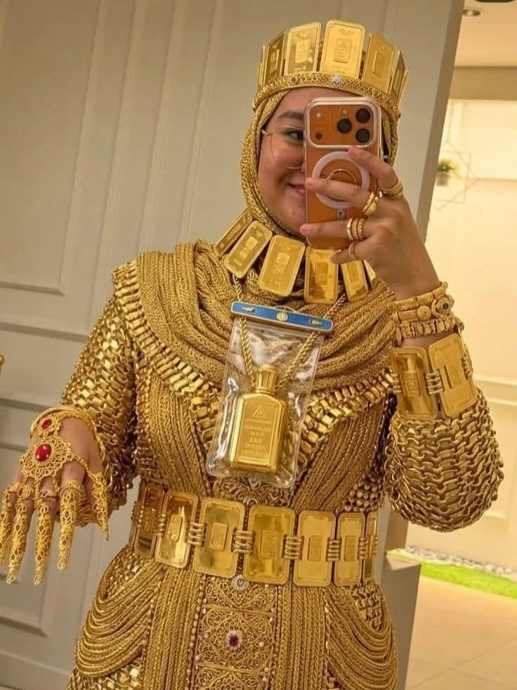 Danh tính của cô dâu Dubai "phủ vàng" từ đầu tới chân gây tranh cãi Danh tính của cô dâu Dubai "phủ vàng" từ đầu tới chân gây tranh cãi