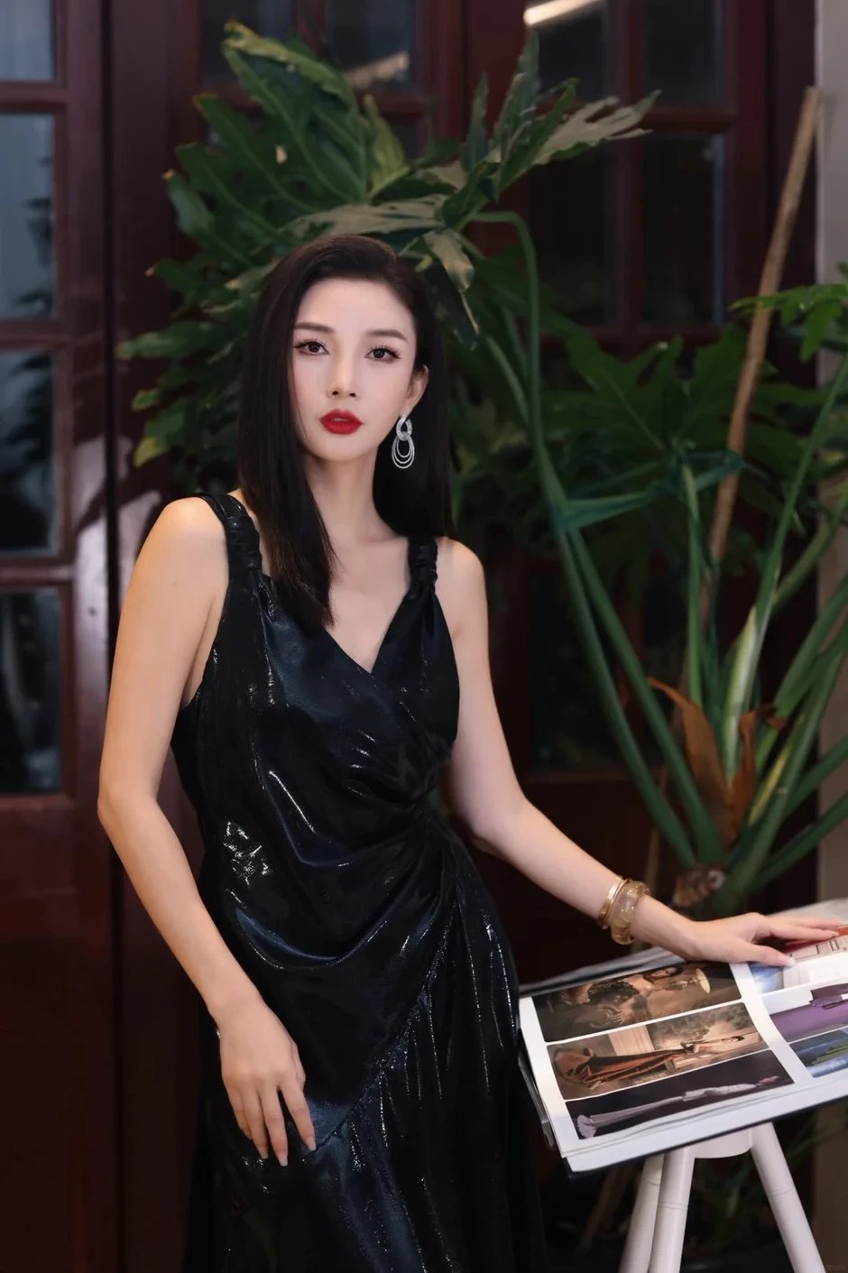 Danh tính “tiểu thư Thượng Hải” lái mui trần cổ điển dạo phố, bị cảnh sát kiểm tra gây xôn xao Danh tính “tiểu thư Thượng Hải” lái mui trần cổ điển dạo phố, bị cảnh sát kiểm tra gây xôn xao
