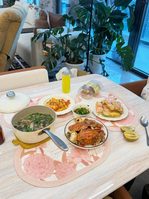 Đặt đồ ăn hết 15,4 triệu/tháng, dân văn phòng đành chi 5-7 triệu thuê người tới tận nhà nấu cơm Đặt đồ ăn hết 15,4 triệu/tháng, dân văn phòng đành chi 5-7 triệu thuê người tới tận nhà nấu cơm