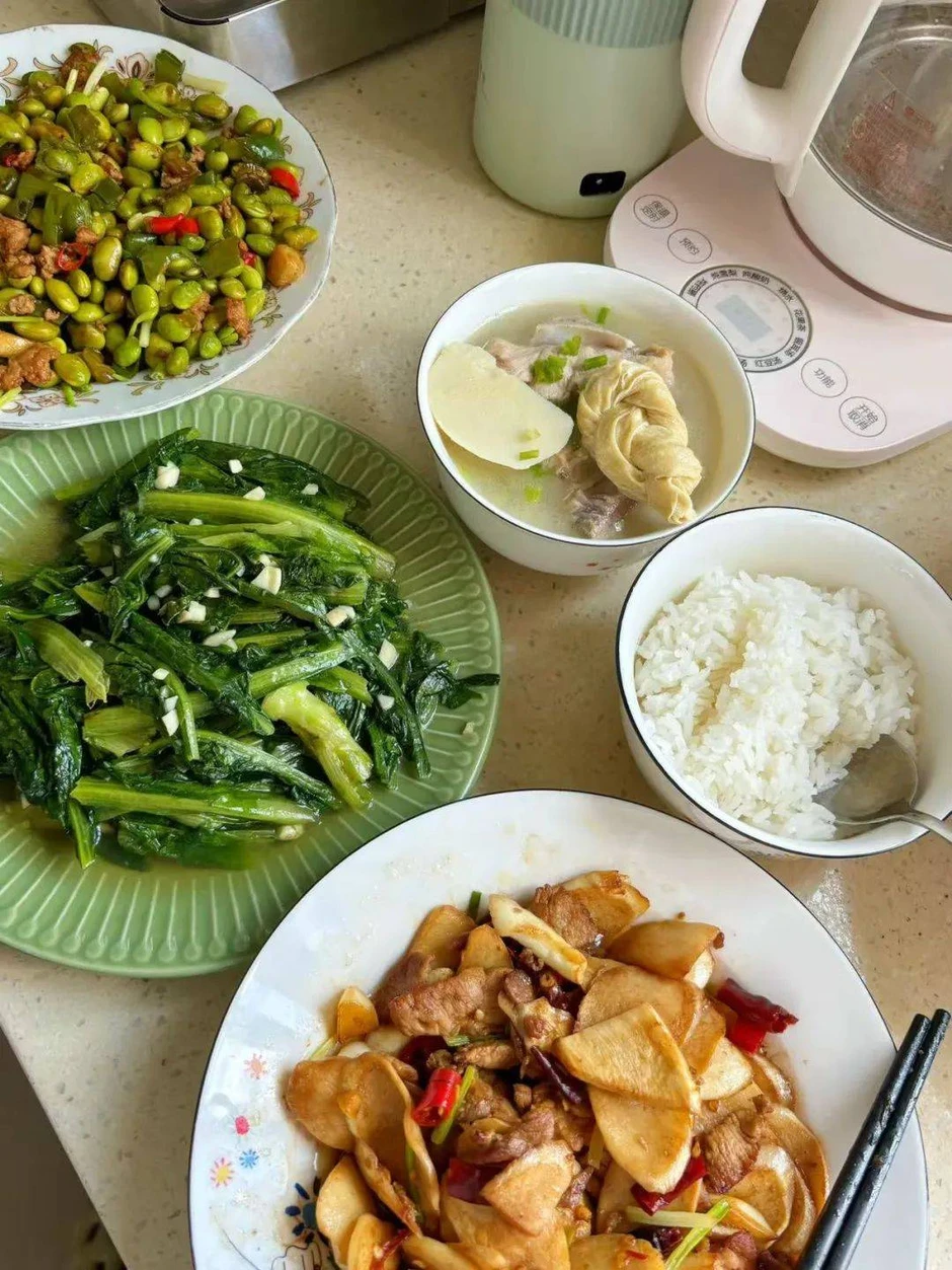 Đặt đồ ăn hết 15,4 triệu/tháng, dân văn phòng đành chi 5-7 triệu thuê người tới tận nhà nấu cơm Đặt đồ ăn hết 15,4 triệu/tháng, dân văn phòng đành chi 5-7 triệu thuê người tới tận nhà nấu cơm