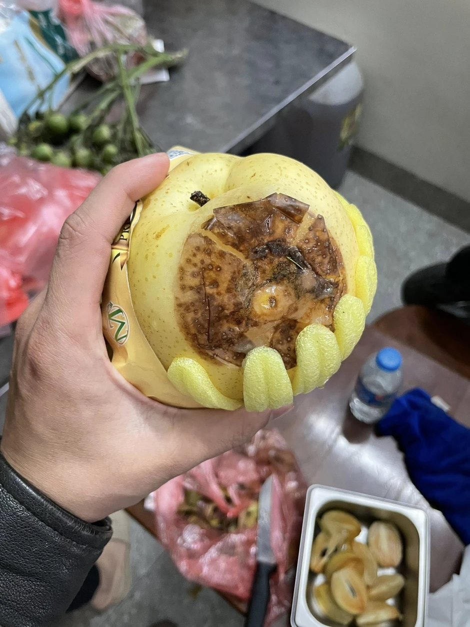 Đặt tráp cưới 11,5 triệu nhưng nhận về toàn hoả quả thối rữa, chú rể phải xin lỗi bố mẹ vợ: Phía dịch vụ nói gì?