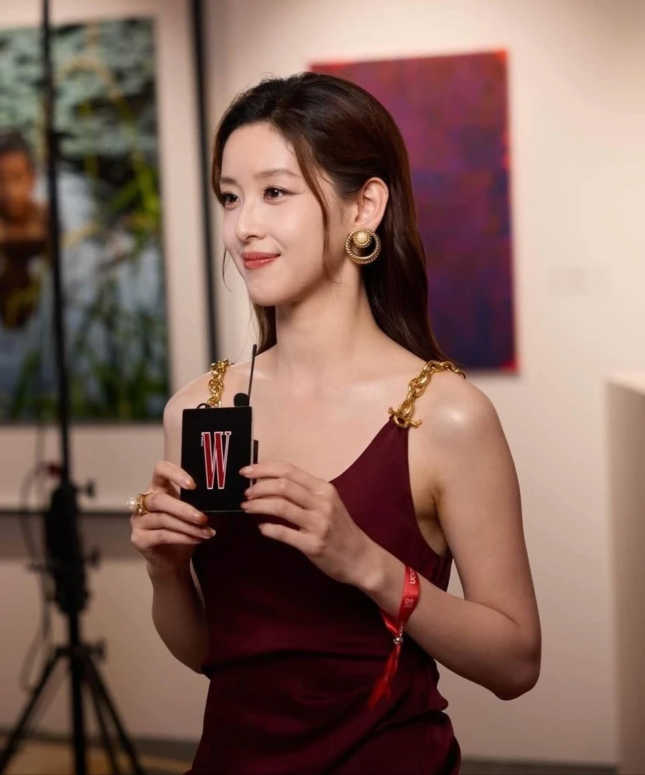 Dâu hào môn kém chồng 20 tuổi, được giao phó trọng trách ở tập đoàn nhà chồng: U40 vẫn trẻ mãi không già Dâu hào môn kém chồng 20 tuổi, được giao phó trọng trách ở tập đoàn nhà chồng: U40 vẫn trẻ mãi không già