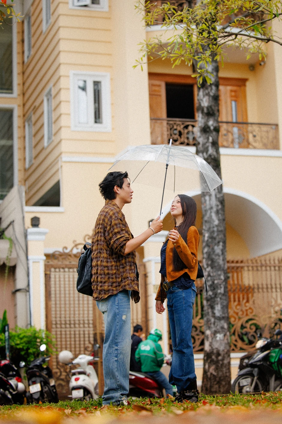 Dậy từ 5 giờ sáng ra kênh Nhiêu Lộc - Thị Nghè săn lá vàng, giới trẻ TP.HCM đang tận hưởng "mùa thu" vô cùng hiếm có Dậy từ 5 giờ sáng ra kênh Nhiêu Lộc - Thị Nghè săn lá vàng, giới trẻ TP.HCM đang tận hưởng "mùa thu" vô cùng hiếm có