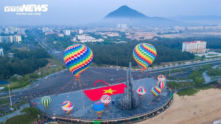 Đến Đắk Lắk ngắm tháp Nghinh Phong, bay khinh khí cầu miễn phí