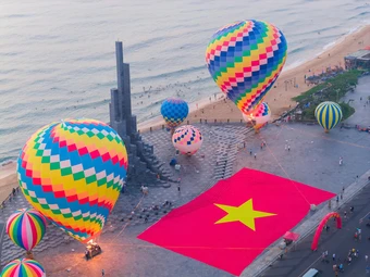 Đến Đắk Lắk ngắm tháp Nghinh Phong, bay khinh khí cầu miễn phí