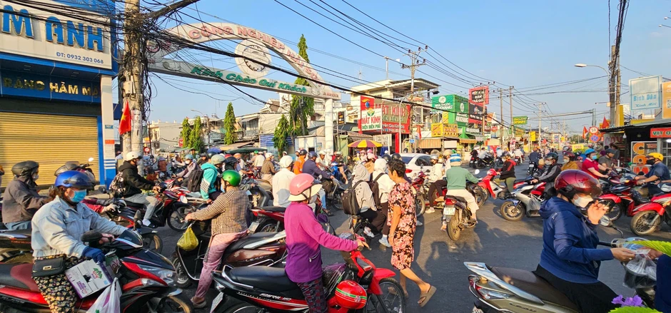 Đèn giao thông 'lúc có lúc không', giao lộ ở Bình Chánh... mạnh ai nấy chạy