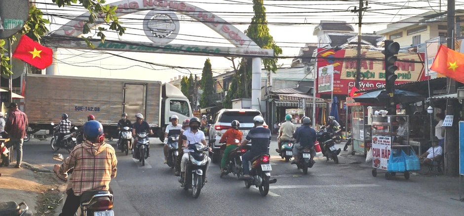 Đèn giao thông 'lúc có lúc không', giao lộ ở Bình Chánh... mạnh ai nấy chạy