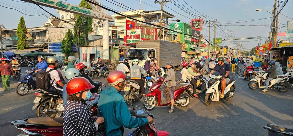 Đèn giao thông 'lúc có lúc không', giao lộ ở Bình Chánh... mạnh ai nấy chạy