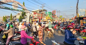 Đèn giao thông 'lúc có lúc không', giao lộ ở Bình Chánh... mạnh ai nấy chạy