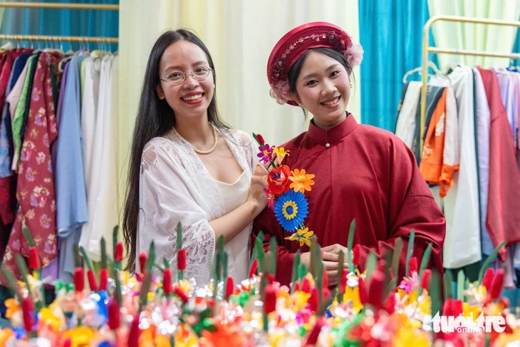 Đến phố đi bộ Nguyễn Huệ mặc thử cả trăm bộ áo dài, Việt phục miễn phí tại Lễ hội Áo dài TP.HCM Đến phố đi bộ Nguyễn Huệ mặc thử cả trăm bộ áo dài, Việt phục miễn phí tại Lễ hội Áo dài TP.HCM