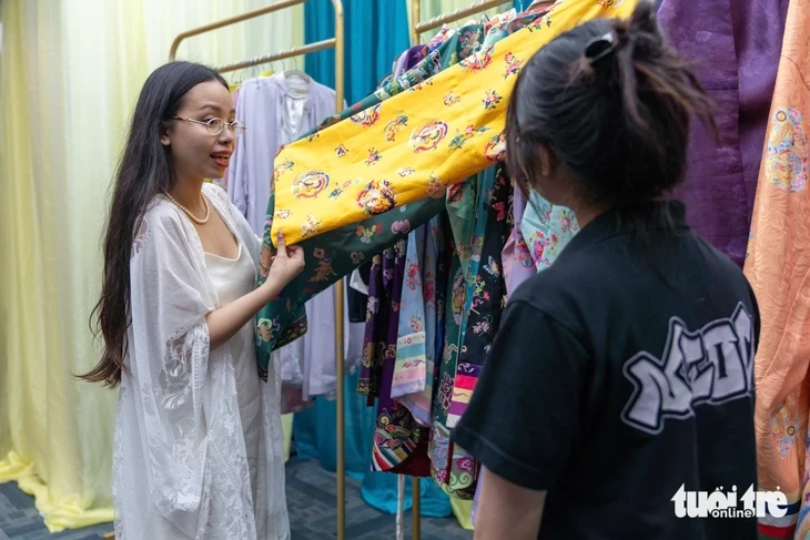Đến phố đi bộ Nguyễn Huệ mặc thử cả trăm bộ áo dài, Việt phục miễn phí tại Lễ hội Áo dài TP.HCM Đến phố đi bộ Nguyễn Huệ mặc thử cả trăm bộ áo dài, Việt phục miễn phí tại Lễ hội Áo dài TP.HCM