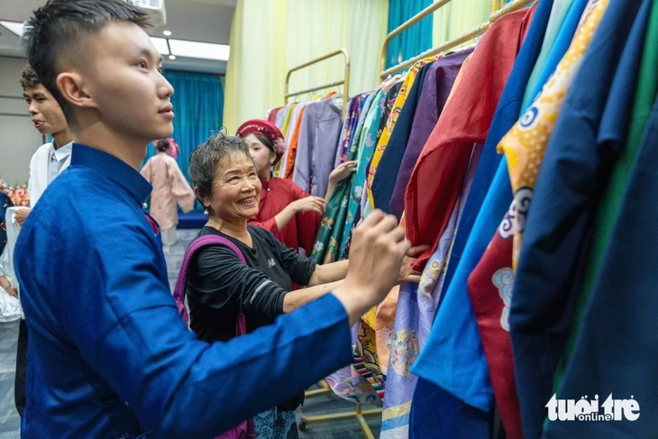 Đến phố đi bộ Nguyễn Huệ mặc thử cả trăm bộ áo dài, Việt phục miễn phí tại Lễ hội Áo dài TP.HCM Đến phố đi bộ Nguyễn Huệ mặc thử cả trăm bộ áo dài, Việt phục miễn phí tại Lễ hội Áo dài TP.HCM