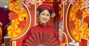 Đến phố đi bộ Nguyễn Huệ mặc thử cả trăm bộ áo dài, Việt phục miễn phí tại Lễ hội Áo dài TP.HCM