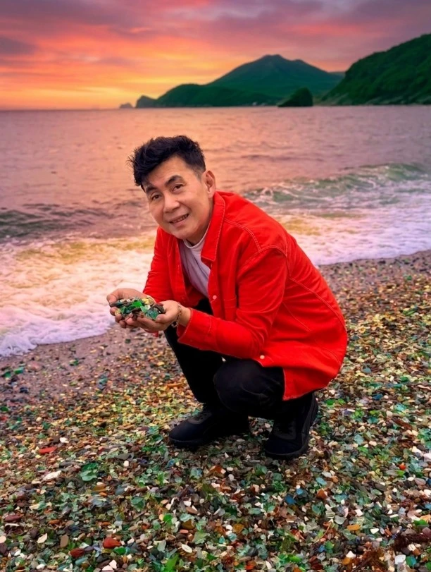 Đến "bãi biển thủy tinh" nổi tiếng nước Nga du lịch, nam ca sĩ Việt bị người dân nhắc nhở khi lấy đá về làm kỷ niệm Đến "bãi biển thủy tinh" nổi tiếng nước Nga du lịch, nam ca sĩ Việt bị người dân nhắc nhở khi lấy đá về làm kỷ niệm