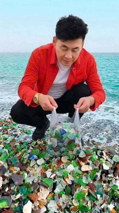 Đến "bãi biển thủy tinh" nổi tiếng nước Nga du lịch, nam ca sĩ Việt bị người dân nhắc nhở khi lấy đá về làm kỷ niệm Đến "bãi biển thủy tinh" nổi tiếng nước Nga du lịch, nam ca sĩ Việt bị người dân nhắc nhở khi lấy đá về làm kỷ niệm