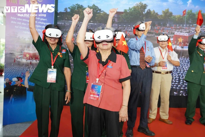 Đeo kính VR ở Dinh Độc Lập, người xem sẽ thấy gì tại Ba Đình ngày 2/9/1945? Đeo kính VR ở Dinh Độc Lập, người xem sẽ thấy gì tại Ba Đình ngày 2/9/1945?