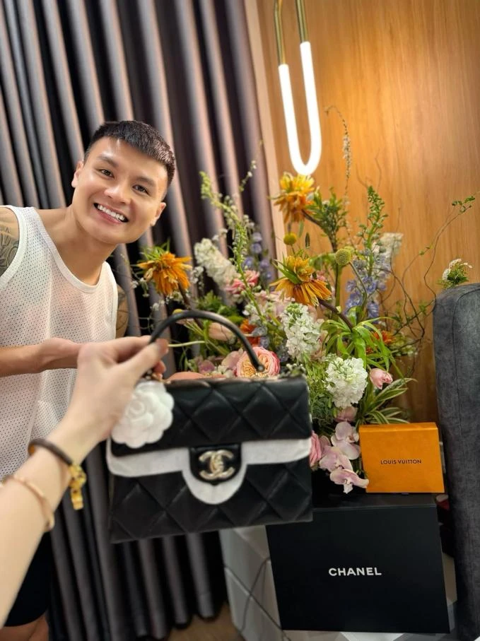 Đeo trang sức bằng "cả gia tài" lên người, Chu Thanh Huyền lại khẳng định bản thân không tự mua vì "tiếc tiền", vậy vòng cổ hơn 1 tỷ từ đâu mà có? Đeo trang sức bằng "cả gia tài" lên người, Chu Thanh Huyền lại khẳng định bản thân không tự mua vì "tiếc tiền", vậy vòng cổ hơn 1 tỷ từ đâu mà có?