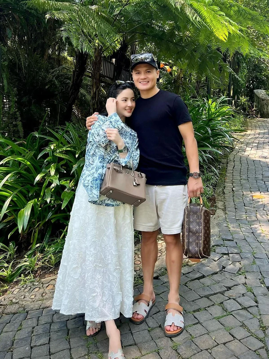 Đeo trang sức bằng "cả gia tài" lên người, Chu Thanh Huyền lại khẳng định bản thân không tự mua vì "tiếc tiền", vậy vòng cổ hơn 1 tỷ từ đâu mà có? Đeo trang sức bằng "cả gia tài" lên người, Chu Thanh Huyền lại khẳng định bản thân không tự mua vì "tiếc tiền", vậy vòng cổ hơn 1 tỷ từ đâu mà có?