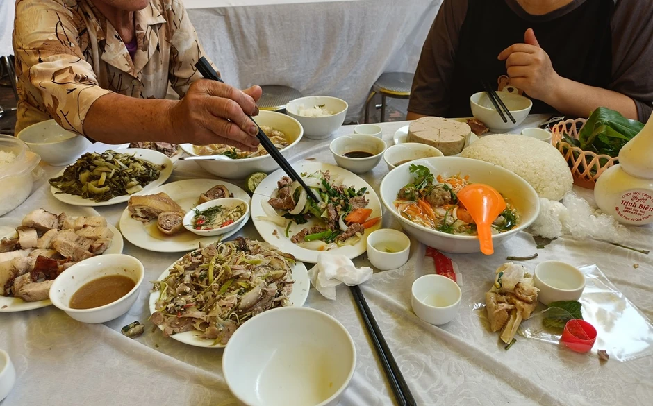 Đi ăn cỗ cưới chung với thông gia mà tôi phát xấu hổ, không hiểu sao bà ấy hồn nhiên được như vậy Đi ăn cỗ cưới chung với thông gia mà tôi phát xấu hổ, không hiểu sao bà ấy hồn nhiên được như vậy