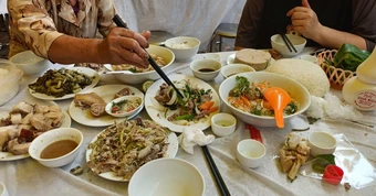 Đi ăn cỗ cưới chung với thông gia mà tôi phát xấu hổ, không hiểu sao bà ấy hồn nhiên được như vậy