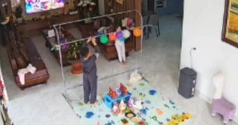 Đi làm về, người mẹ sững sờ trước điều hai con 5 và 9 tuổi âm thầm chuẩn bị