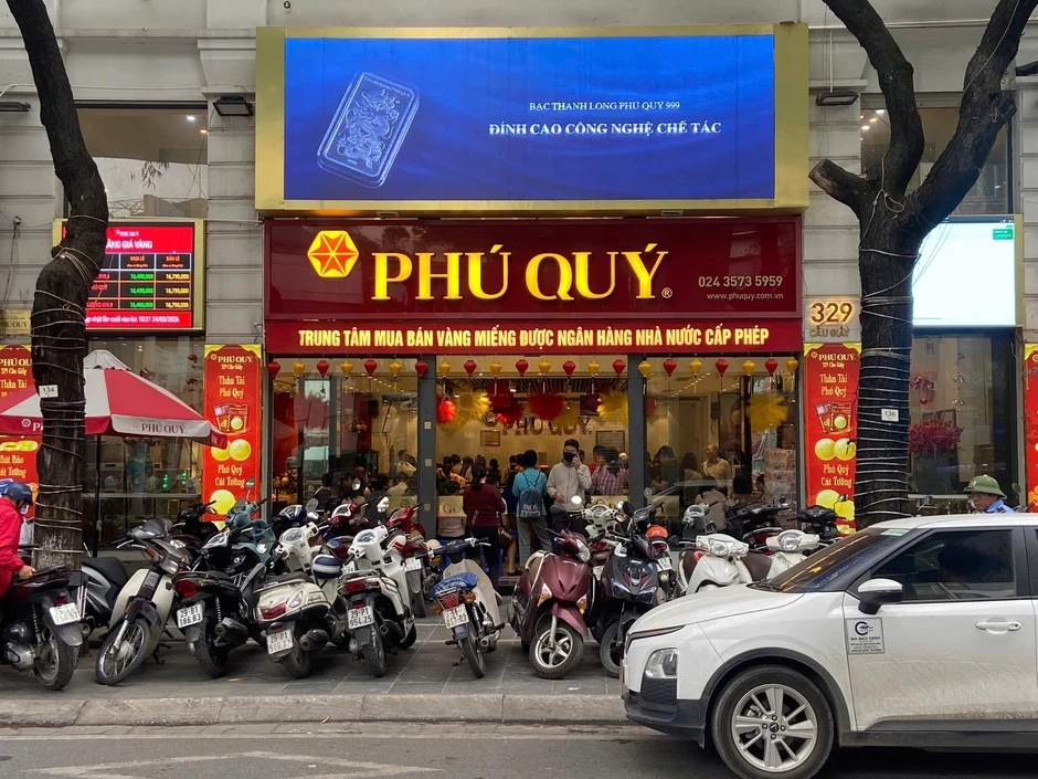Đi mua vàng hôm nay: STT 58 phải chờ gần 1 tiếng, người mua 5 chỉ chấp nhận lấy giấy hẹn, 40 ngày sau quay lại lấy vàng Đi mua vàng hôm nay: STT 58 phải chờ gần 1 tiếng, người mua 5 chỉ chấp nhận lấy giấy hẹn, 40 ngày sau quay lại lấy vàng