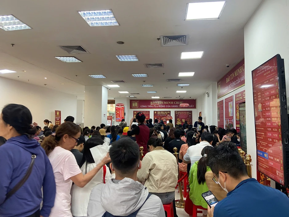 Đi mua vàng hôm nay: STT 58 phải chờ gần 1 tiếng, người mua 5 chỉ chấp nhận lấy giấy hẹn, 40 ngày sau quay lại lấy vàng Đi mua vàng hôm nay: STT 58 phải chờ gần 1 tiếng, người mua 5 chỉ chấp nhận lấy giấy hẹn, 40 ngày sau quay lại lấy vàng
