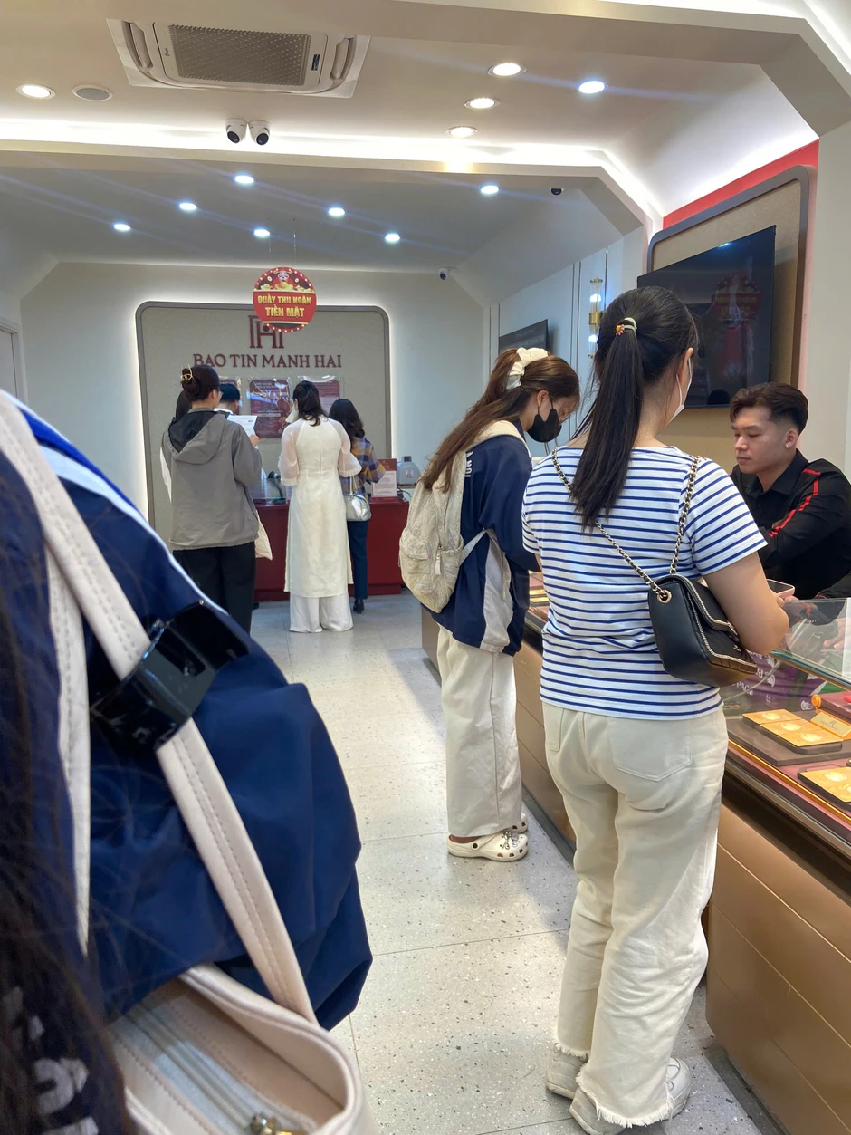 Đi mua vàng hôm nay: STT 58 phải chờ gần 1 tiếng, người mua 5 chỉ chấp nhận lấy giấy hẹn, 40 ngày sau quay lại lấy vàng Đi mua vàng hôm nay: STT 58 phải chờ gần 1 tiếng, người mua 5 chỉ chấp nhận lấy giấy hẹn, 40 ngày sau quay lại lấy vàng