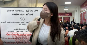 Đi mua vàng hôm nay: STT 58 phải chờ gần 1 tiếng, người mua 5 chỉ chấp nhận lấy giấy hẹn, 40 ngày sau quay lại lấy vàng